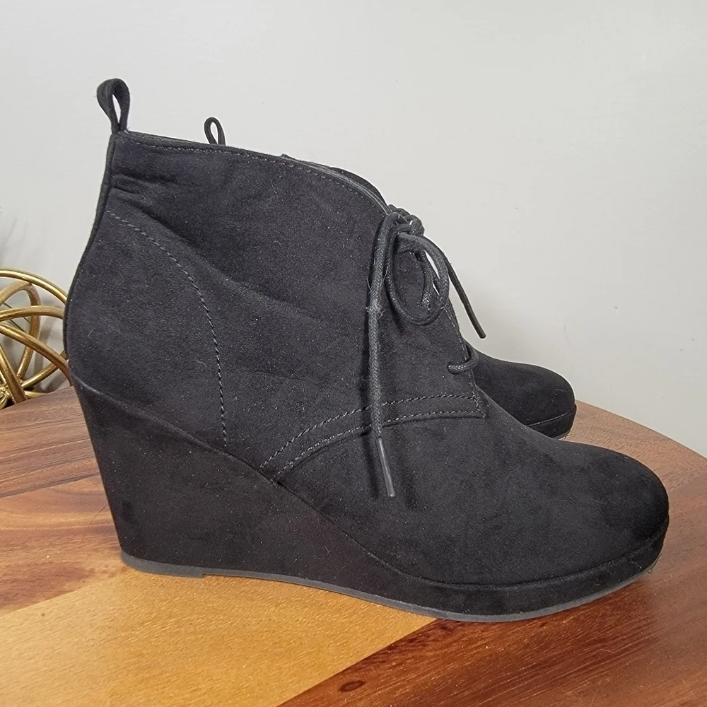 DV Dolce Vita Black Wedge Ankle Boots Women's Size 8 Faux Suede Lace Up Comfy